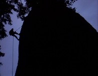 Abseilen beim Eindunkeln über die Ostwand