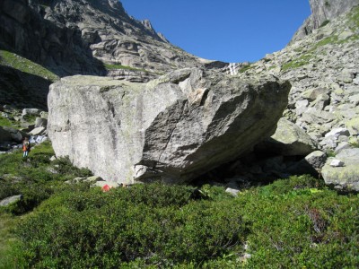 Toller Block mit der Rissspur &amp;quot;Big Bang&amp;quot; in Bildmitte.